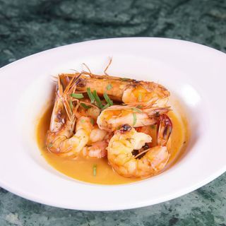 La plancha prawns: prawns with garlic, ceptura wine and lemon