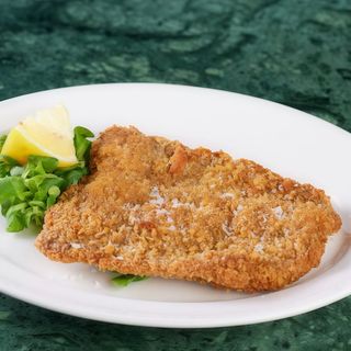 Imperial schnitzel: breaded veal with mix of green Salads