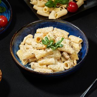 Penne cu hribi, nuci şi sos pesto