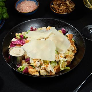 Salata Caesar cu piept de pui