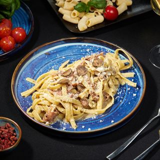 Tagliatelle cu prosciutto crudo si trufe 
