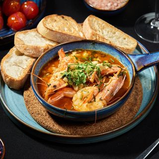 Tigaie de creveti in sos de vin alb