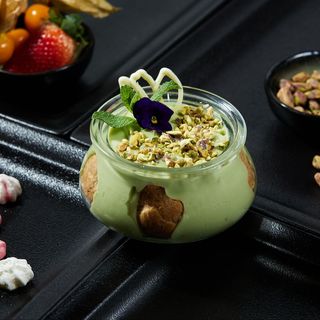 Profiterol cu Cremă de Vanilie și Fistic