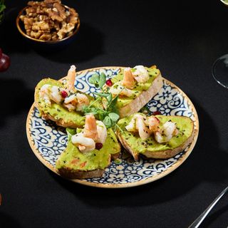 Bruschete cu guacamole si creveti