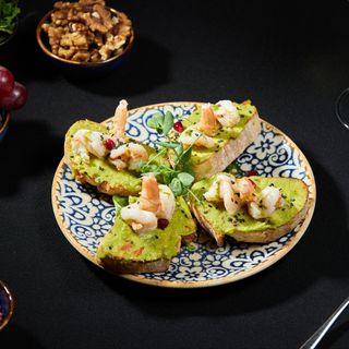 Bruschete cu guacamole si creveti
