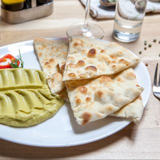 Platou vegetarian cu hummus şi guacamole