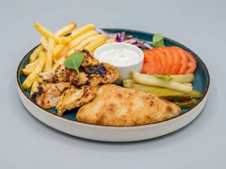 Gyros de pui cu legume şi tzatziki 