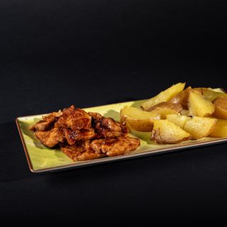 Mușchi de porc aromat cu cartofi crunchy petals