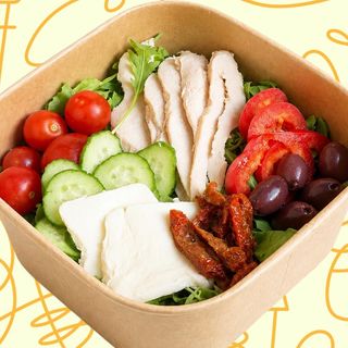 Salata Mediteraneana cu Pui si Mozzarella