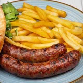 Carnati de porc la gratar cu cartofi prajiti