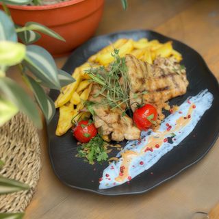 Pulpe de pui la gratar cu cartofi prajiti