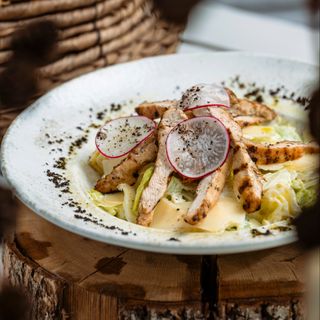 Salata Caesar cu piept de pui si scalii de parmezan