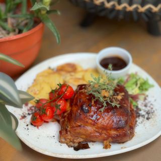 Coaste de porc gatite lent la cuptor  cu cartofi copti