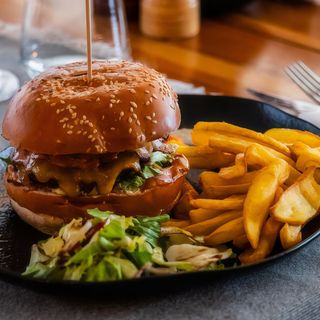 Burger black angus cu bacon crispy