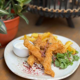 Stripsuri de pui cu sos mayo si cartofi prajiti