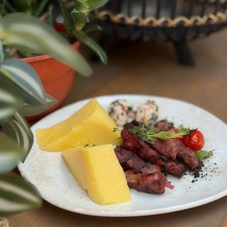 Pastrama de berbecut cu mamaliguta si branza de burduf