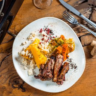 Pastrama de berbecut cu mamaliguta si branza de burduf