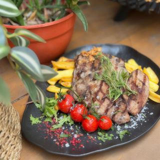 Ceafa de porc la gratar cu cartofi prajiti