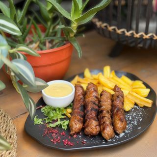 Mititei cu cartofi prajiti si mustar