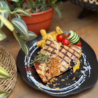 Piept de pui  la gratar cu cartofi prajiti