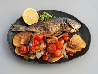 Dorada cu cartofi chips si legume la cuptor