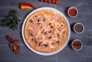 Pizza Prosciutto e Funghi
