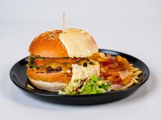 Cheeseburger Black Angus cu cartofi prajiti