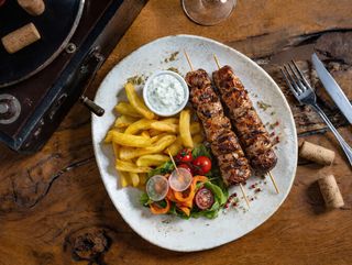 Frigaruie din ceafa de porc stil souvlaki cu cartofi rondele si sos tzatziki