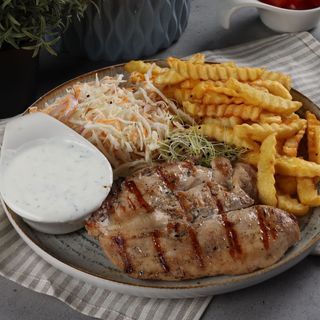 Piept de pui la grătar cu cartofi prăjiți