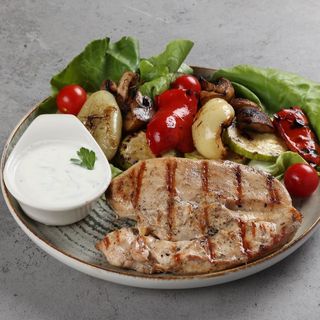 Piept de pui cu legume la grătar