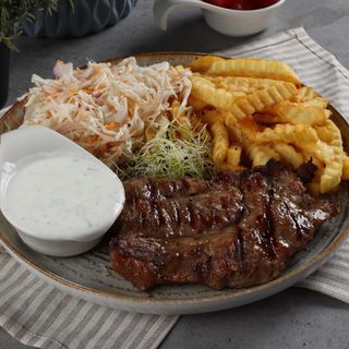 Ceafă de porc la grătar cu cartofi prăjiți