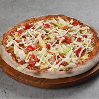 Pizza cu salată iceberg