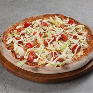 Pizza cu salată iceberg