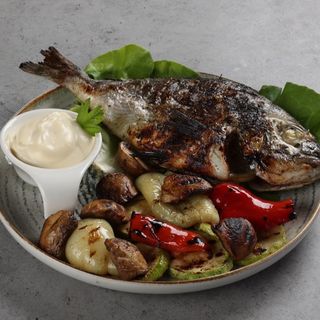 Dorada la grătar cu legume
