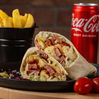 Shawurstma Chilli Kasekrainer Combo + cartofi Fry'n Dip + salata coleslaw + Coca Cola 0.33