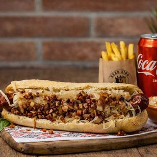 Combo Super Kasekrainer + cartofi Fry'n Dip + salata coleslaw + Coca Cola 0.33