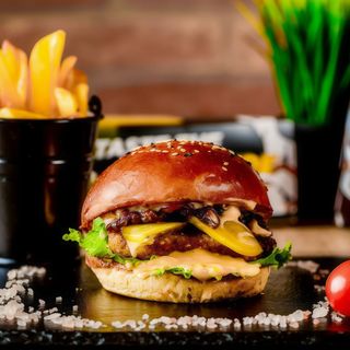 Plant Based Burger  și cartofi Fry'n Dip