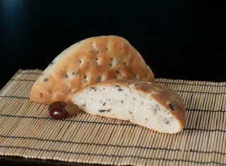 Paine cu mirodenii si masline