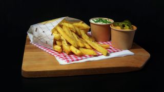 CARTOFI PRAJITI CU SOS AIOLI & PATRUNJEL 250Gr