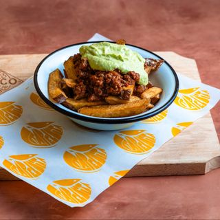 Loaded Fries Chicken Avocado-Cartofi prajiti cu carne de pui si sos avocado