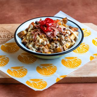 Loaded fries with chilly con carne and bacon-Cartofi prajiti si tocanita mexican si bacon