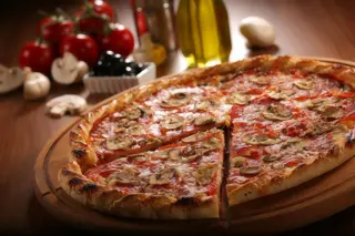 Pizza Funghi Salami mare