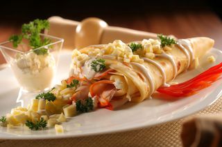 Clatite cu pastrama de pui, smantana si cascaval