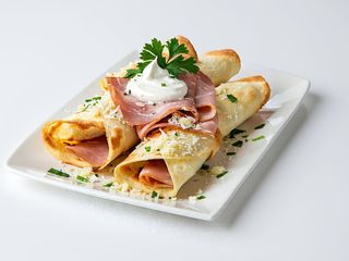 Clatite cu sunca, smantana si cascaval