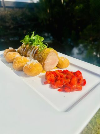 Muschiulet de porc cu ciuperci pane si dulceata de ardei capia