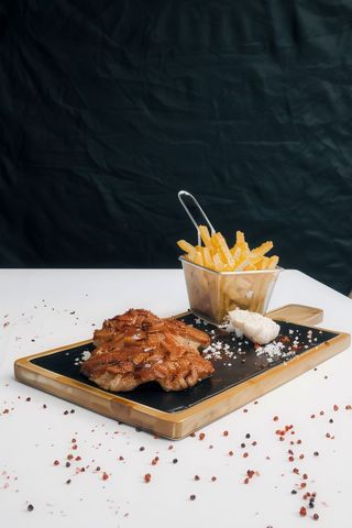 Ceafa de porc la gratar cu cartofi pai