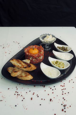 Tartar de vita cu cruton de paine prajita