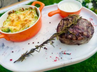 Muschiulet mignon cu sos blue cheese si sufle de broccoli