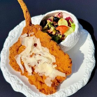 Cotlet de porc cu os a la milanese cu scalia de parmezan si salata crocanta
