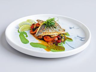 File de biban de mare cu sote mozaic de legume proaspete